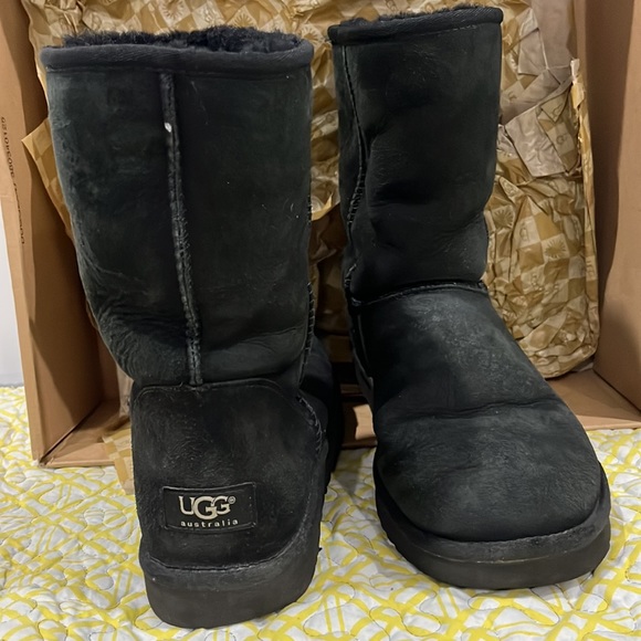 Uggs M classic short authentic with box size 10 where a couple of times - Picture 2 of 8
